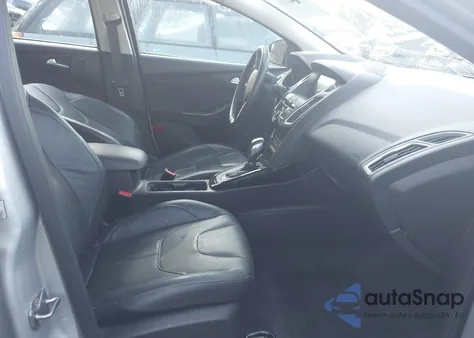 2016 Ford Focus Titanium z USA, uszkodzony, nr VIN 1FADP3N25GL250227